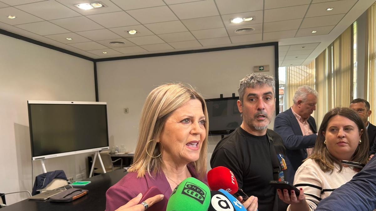 La consellera de Educación; Mari Carmen Ortí, atiende a los medios tras reunirse con los sindicatos