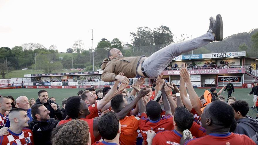 El ascenso del Llanera a Segunda Federación desata la locura entre jugadores y aficionados: así fue la apoteósica celebración en el campo