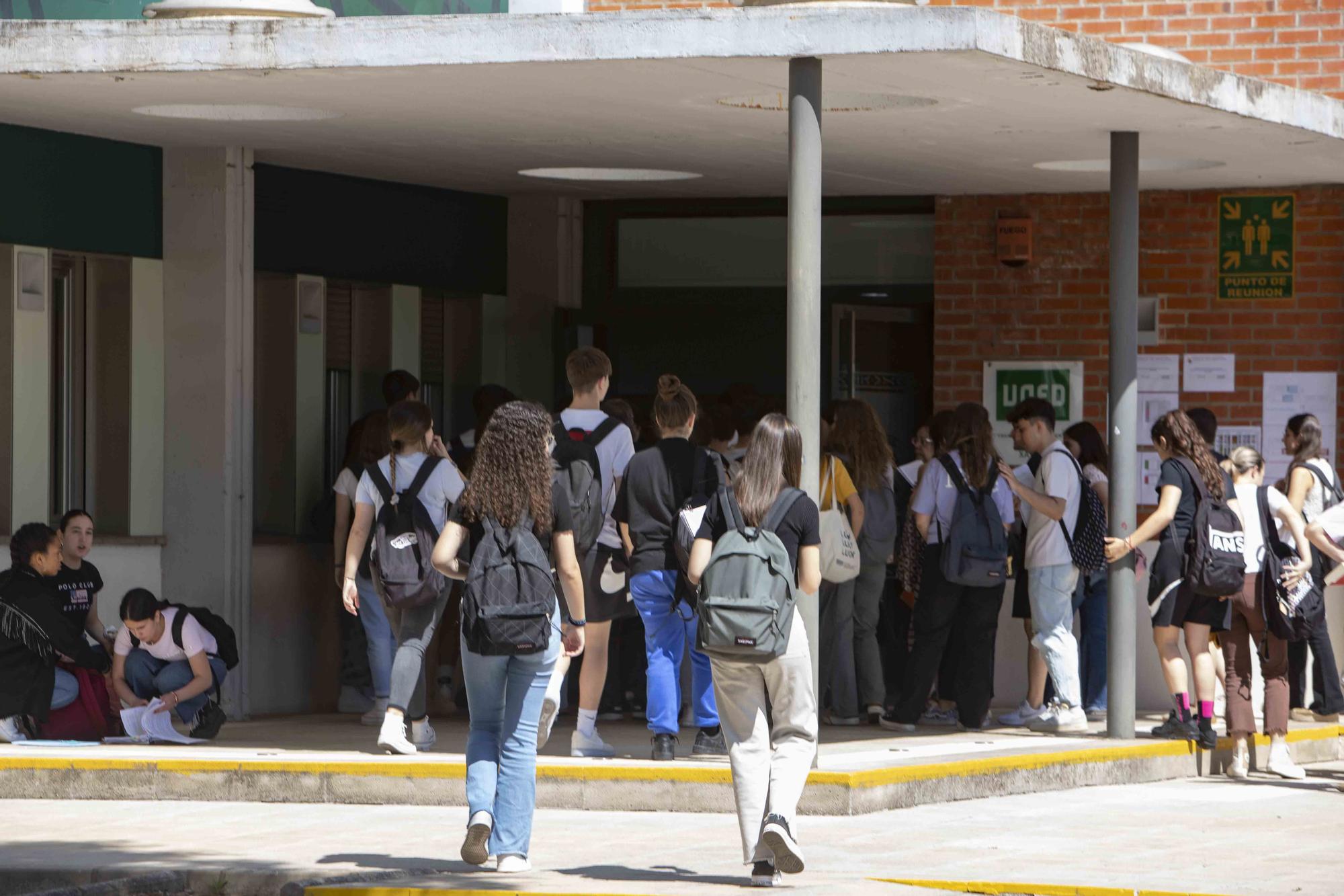 Alumnos de los institutos de la Costera y la Canal se enfrentan a los primeros exámenes de las PAU en Xàtiva