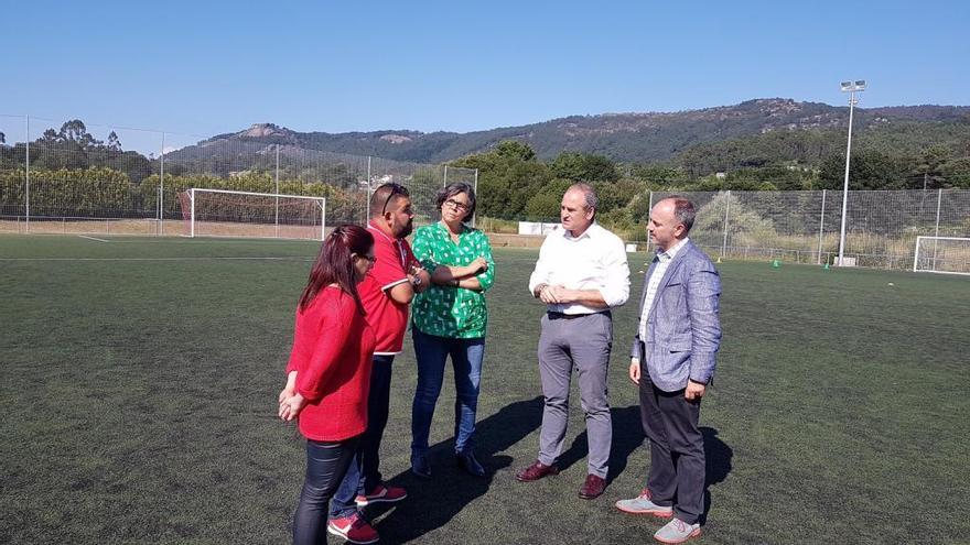 Regades visita el campo de fútbol de Atios junto a De la Torre y Carrera. / FdV