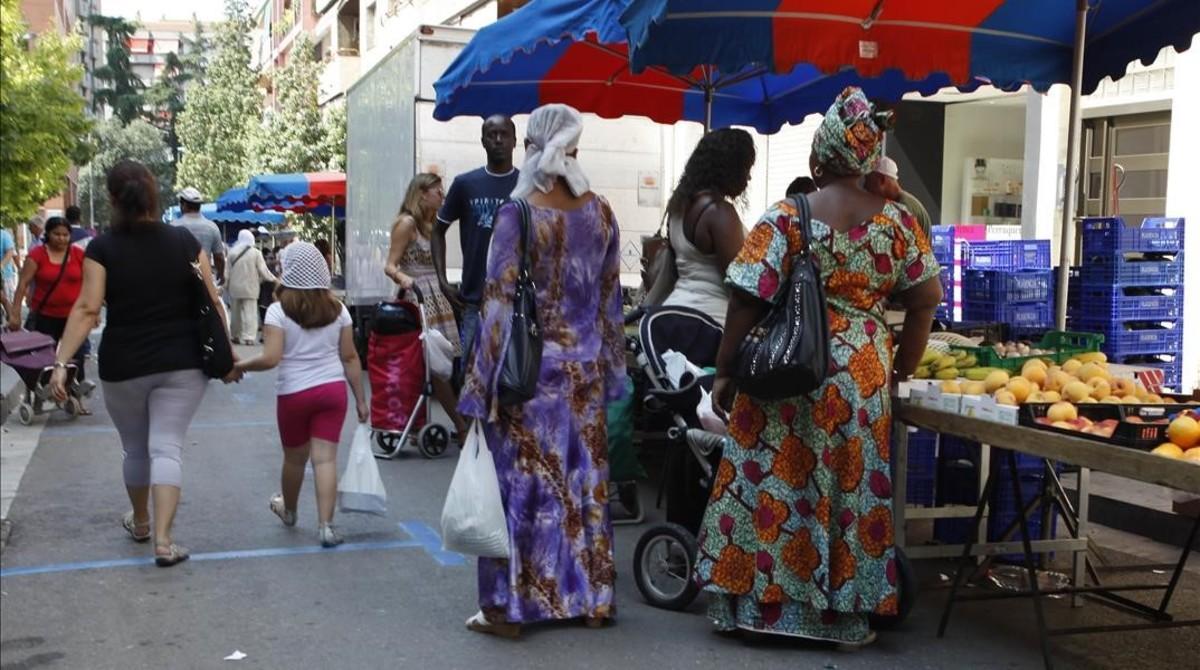 Mujeres de origen extranjero compran en el mercado de Granollers. 