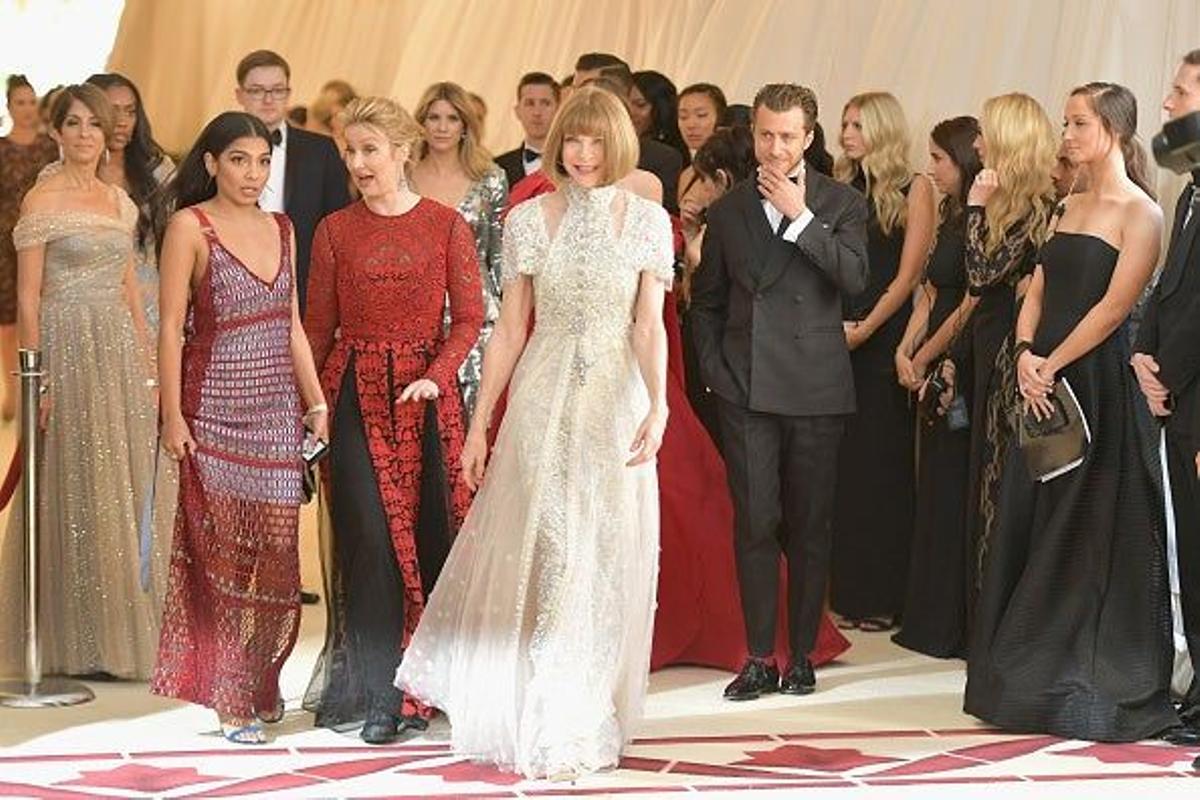 Anna Wintour y su séquito en la Gala Met