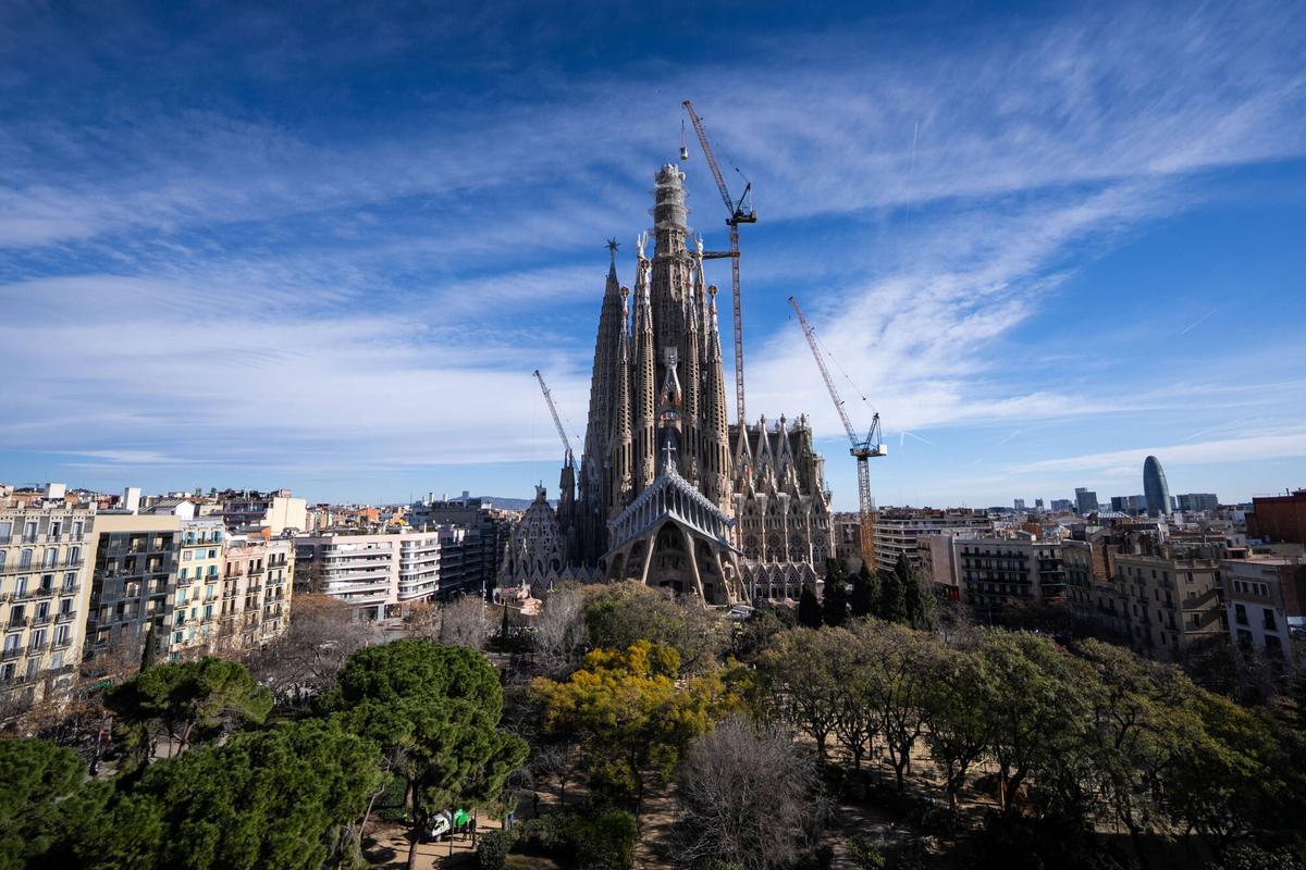 Barcelona. 20/02/2026 Cultura. Culminación de la torre de Jesús de la Sagrada Familia. Foto: Zowy Voeten / El Periódico.