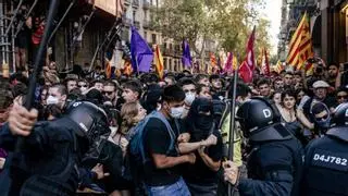 Los Mossos frenan con cargas el choque entre Aliança Catalana y los manifestantes antifascistas en el Fossar de les Moreres