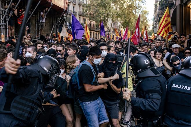 Los Mossos frenan con cargas el choque entre Aliança Catalana y los manifestantes antifascistas en el Fossar de les Moreres