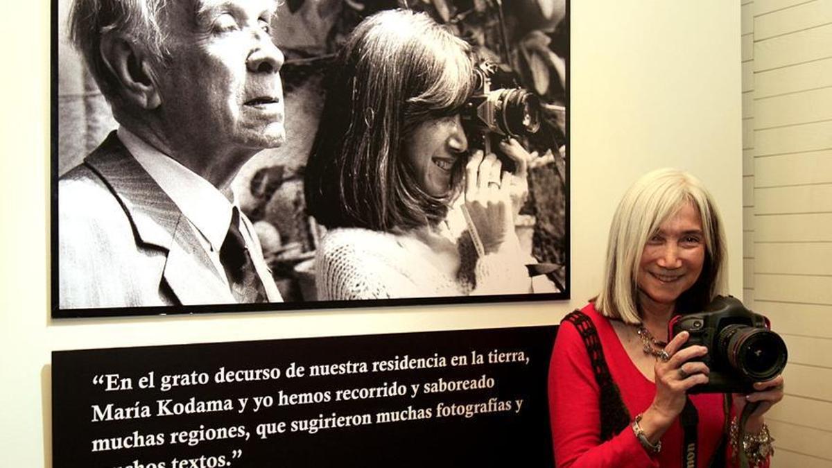 María Kodama, viuda del escritor argentino Jorge Luis Borges junto a una de las fotografías que forma parte de la exposición El Atlas de Borges de 2008.