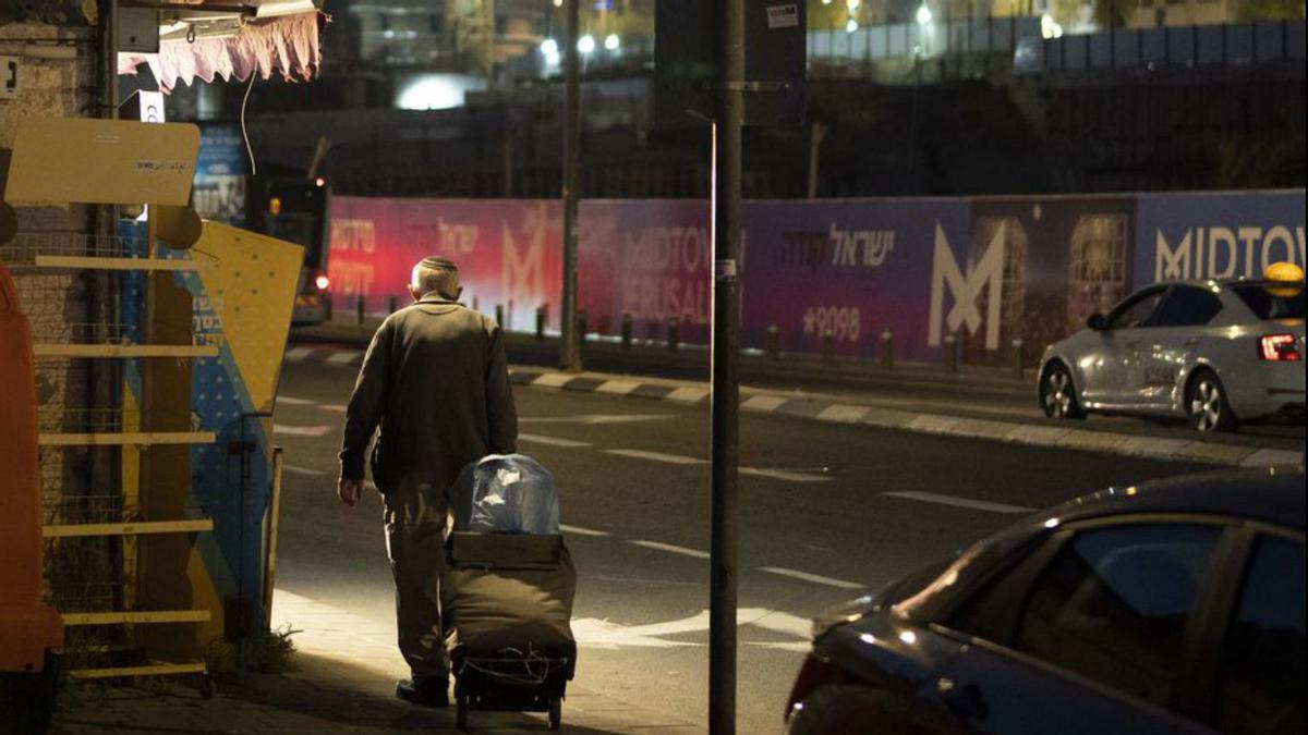 Un avi deambula pels carrers de Jerusalem, en ple atac iranià. | LEO CORREA / AP