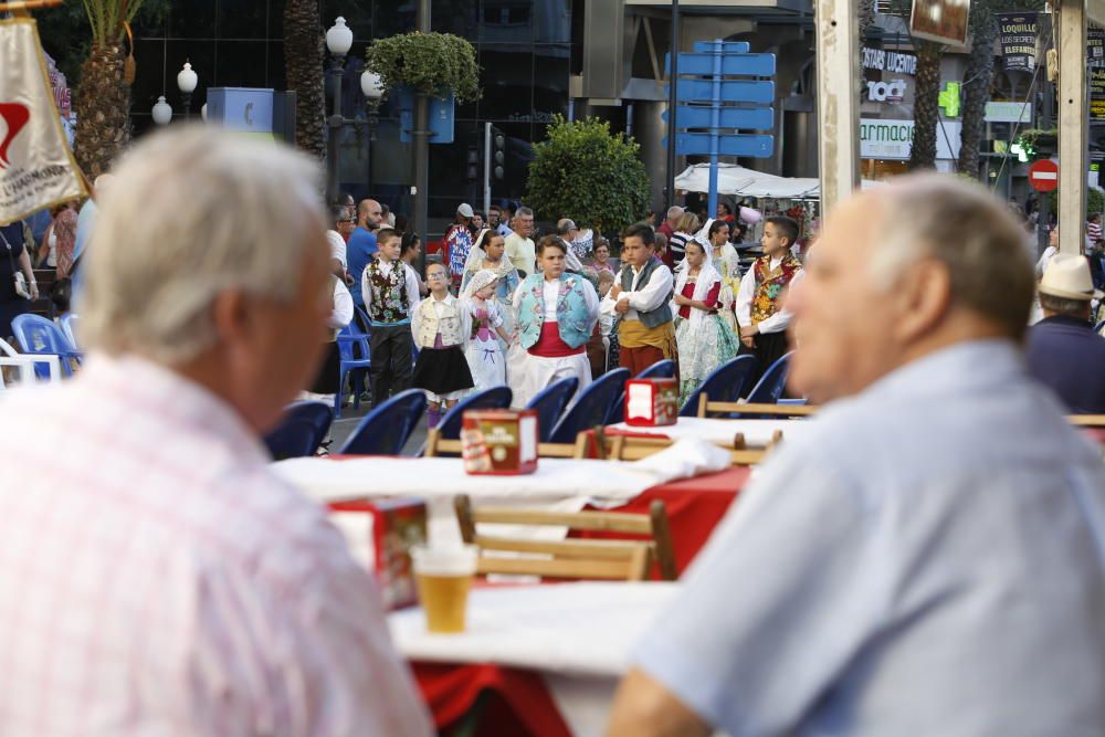 Las 89 barracas y comisiones participan en el segundo día de la Ofrenda