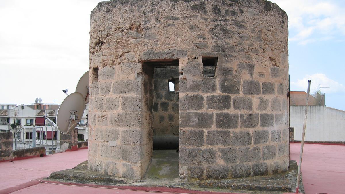 Torre circular del molino inacabado en la parte superior del antiguo Forn d’Allà Dalt.