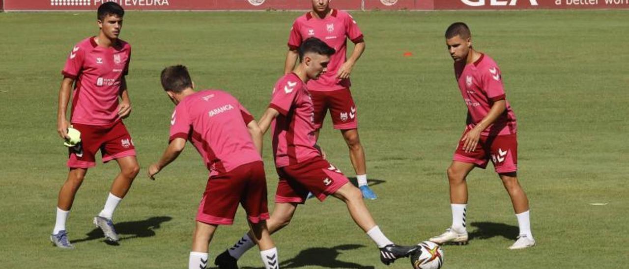 Rondo entre un grupo de jugadores del Pontevedra CF.