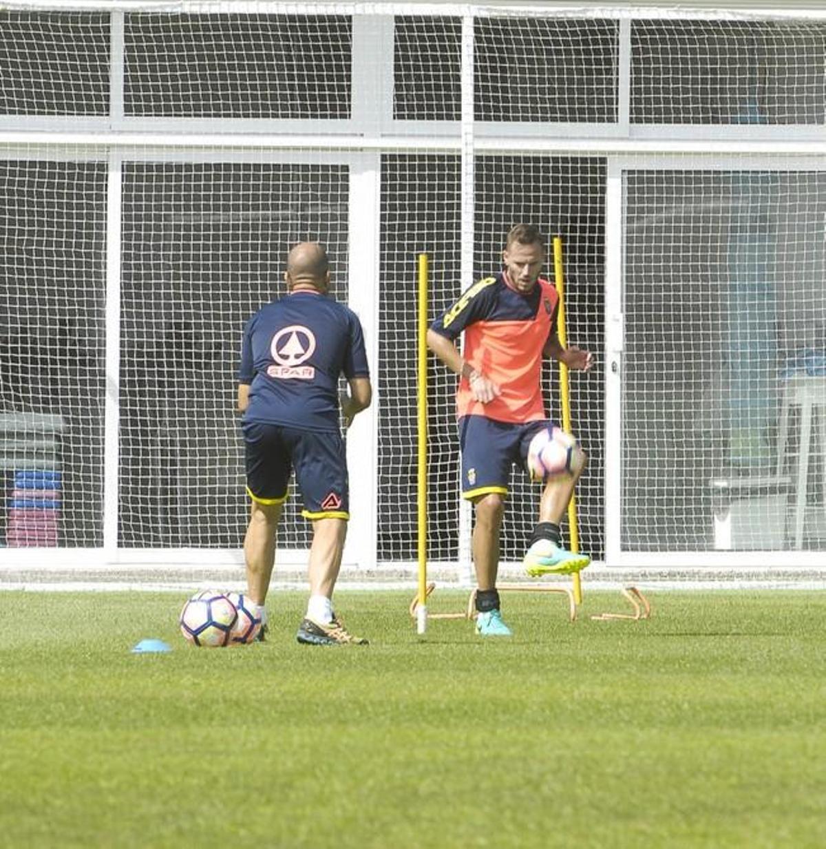 ENTRENAMIENTO DE LA UD LAS PALMAS Y ENTREVISTGA ...