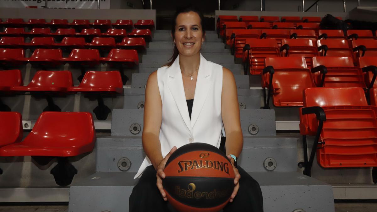Cristina García en el Pabellón Príncipe Felipe, escenario del encuentro España-Macedonia de baloncesto que se disputará el próximo 1 de julio.