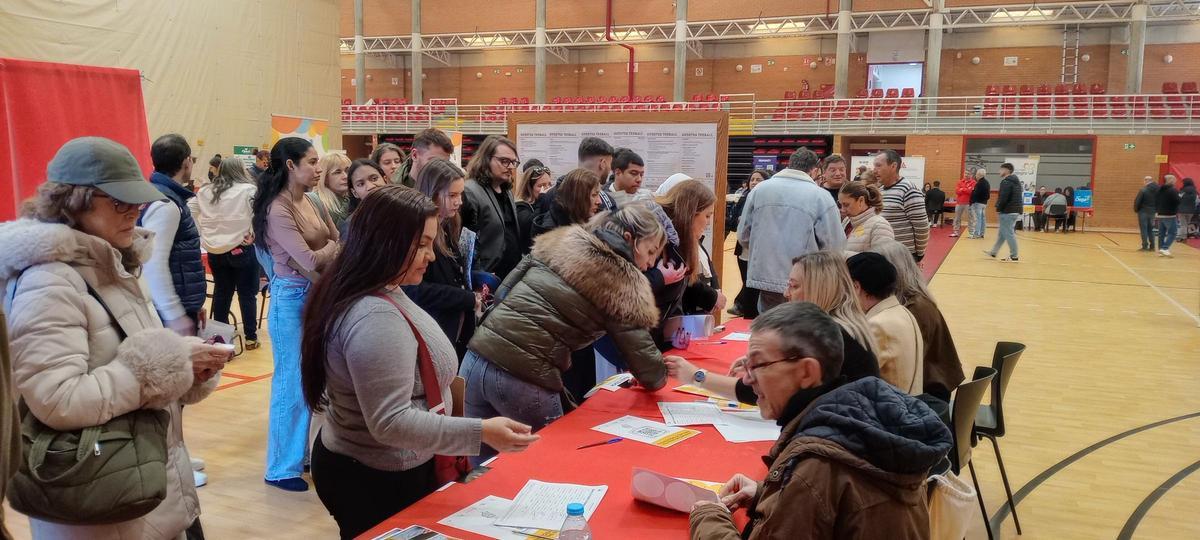 La feria del empleo de Cullera ha registrado una gran afluencia.