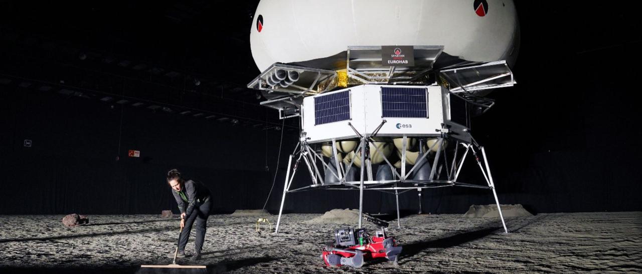 Abigail Calzada trabaja en la recreación de la Luna, junto a uno de los robots. |  ESRIC