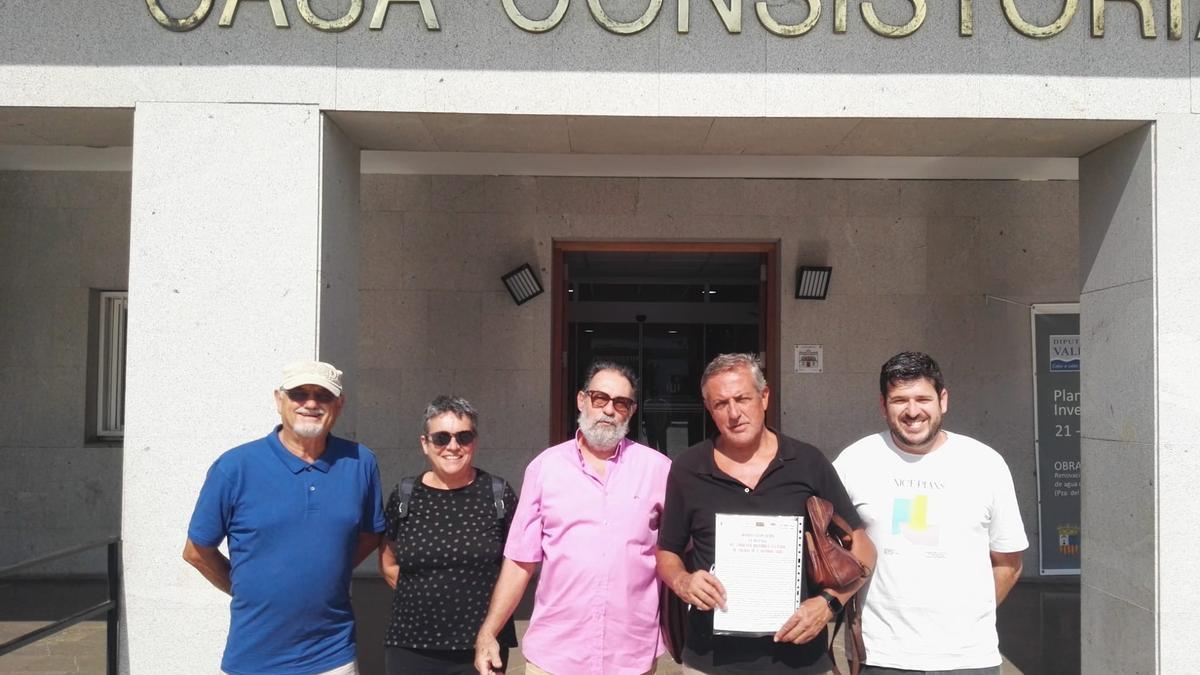 Representantes de las asociaciones, el día que llevaron las firmas al Ayuntamiento de San Antonio de Benagéber.