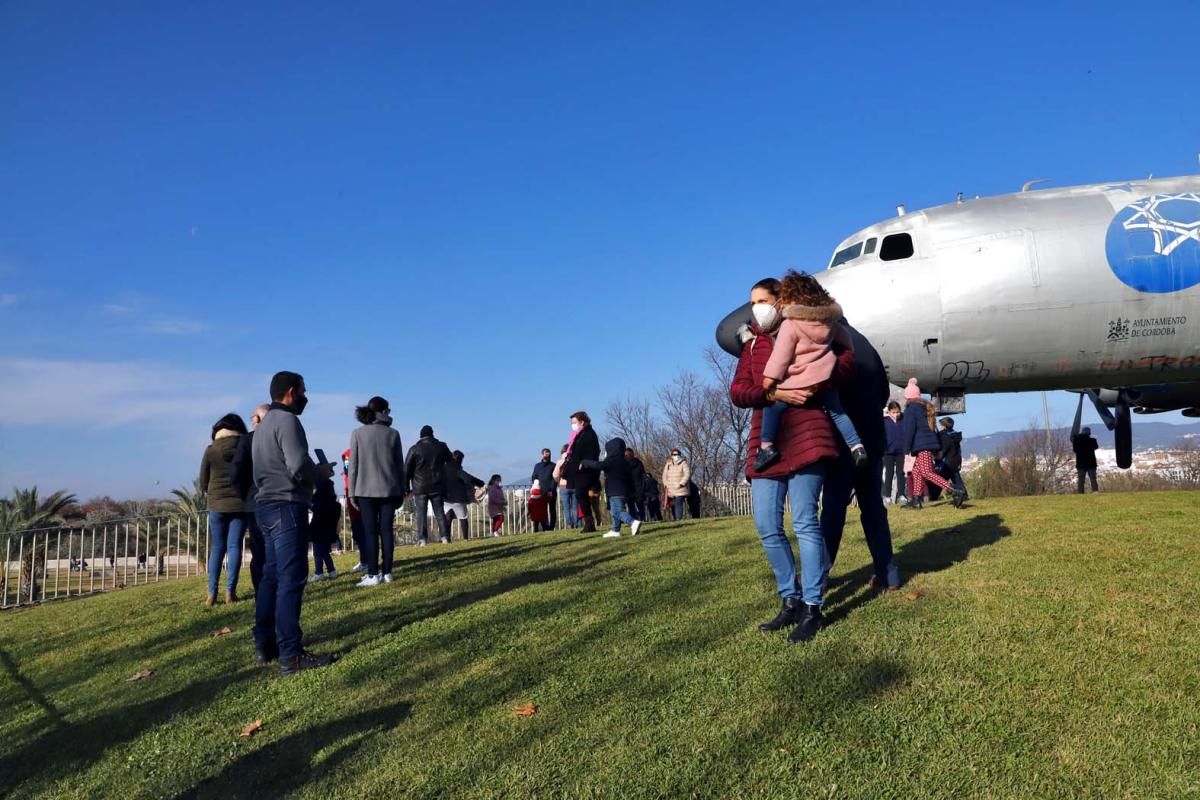 Los Reyes Magos surcan en globo el cielo de Córdoba