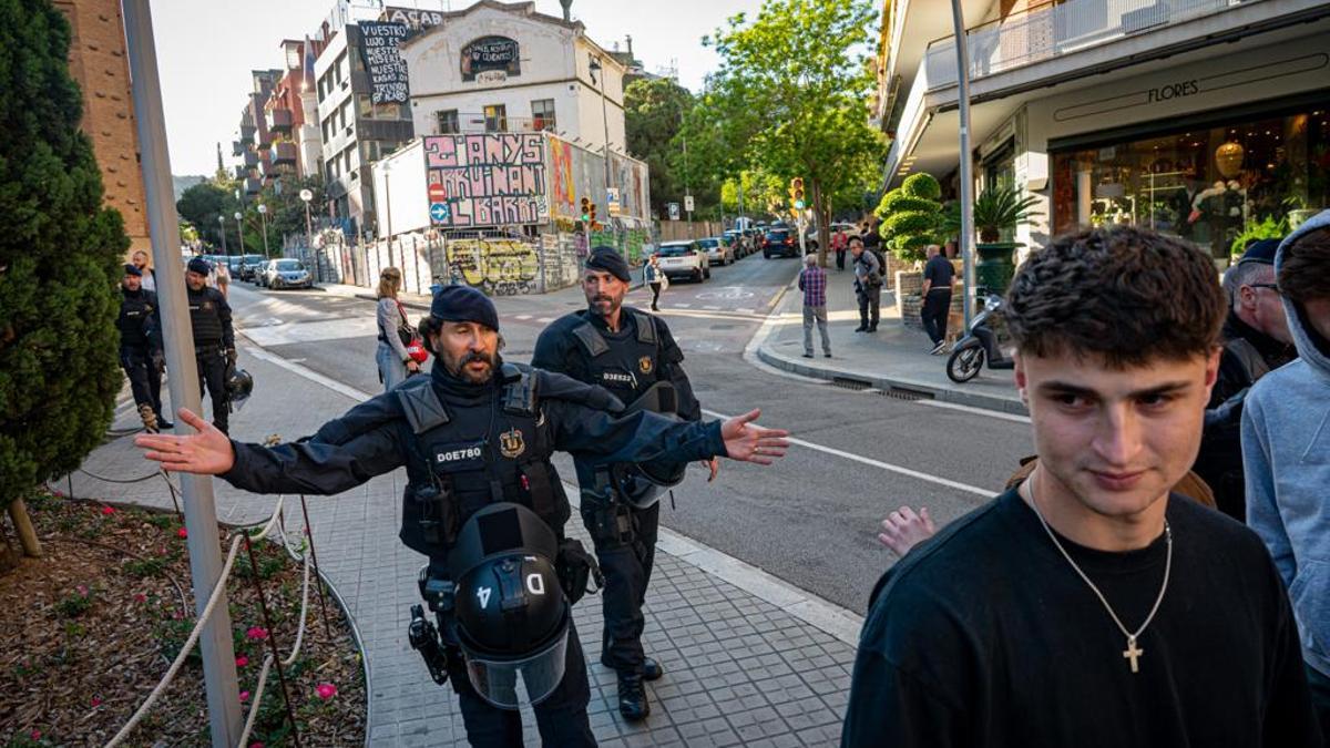 Despliegue policial por las manifestaciones para el desalojo de los centros okupados El Kubo y La Ruïna