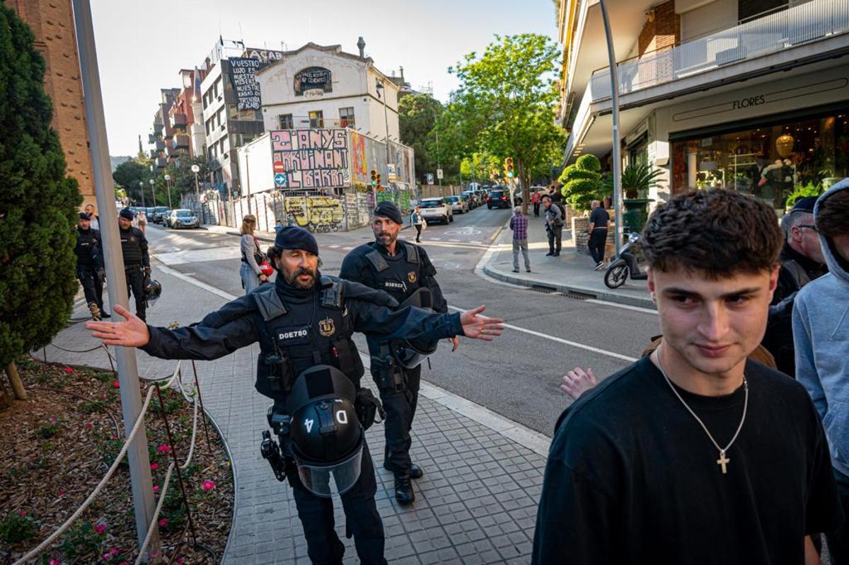 Despliegue policial por las manifestaciones para el desalojo de los centros okupados El Kubo y La Ruïna