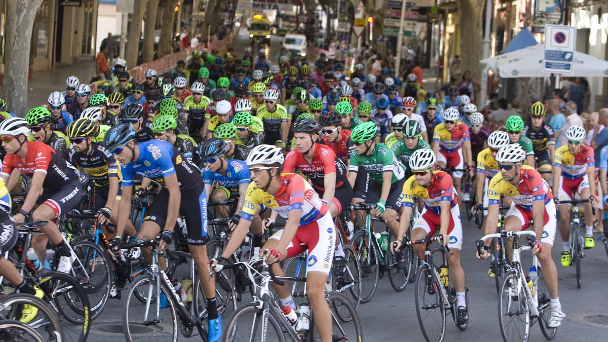 Ciclistas participantes en una edición anterior del Trofeu Fira d'Agost de Xàtiva.