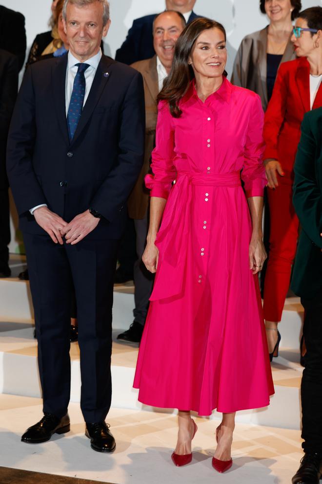 La reina Letizia con vestido camisero rosa