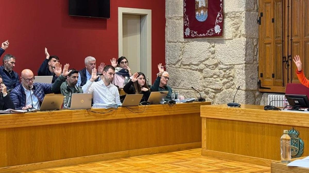 Los grupos del gobierno municipal en el pleno, durante una votación.