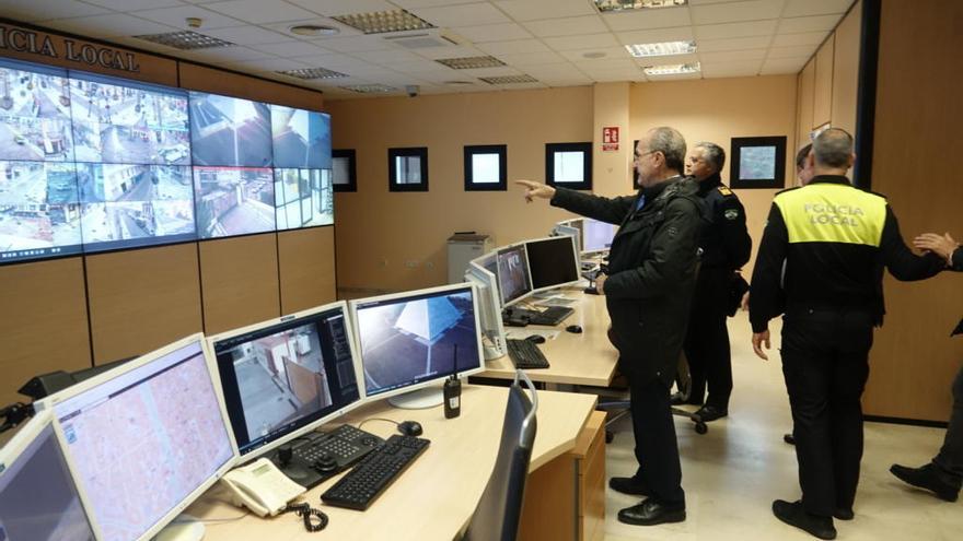 El alcalde visita el Centro de Emergencias.