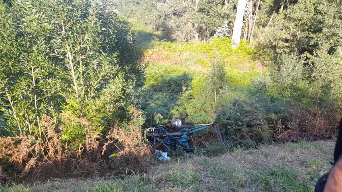 El vehículo agrícola se precipitó por un terraplén.