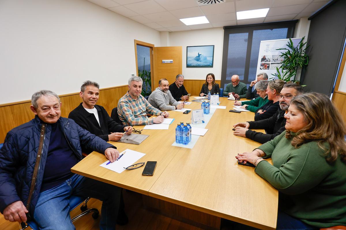 Reunión entre cofradías, comercializadores y Consellería do Mar.