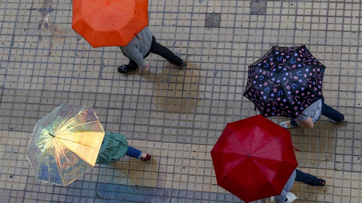 Varias personas se cubren con un paraguas en Zaragoza