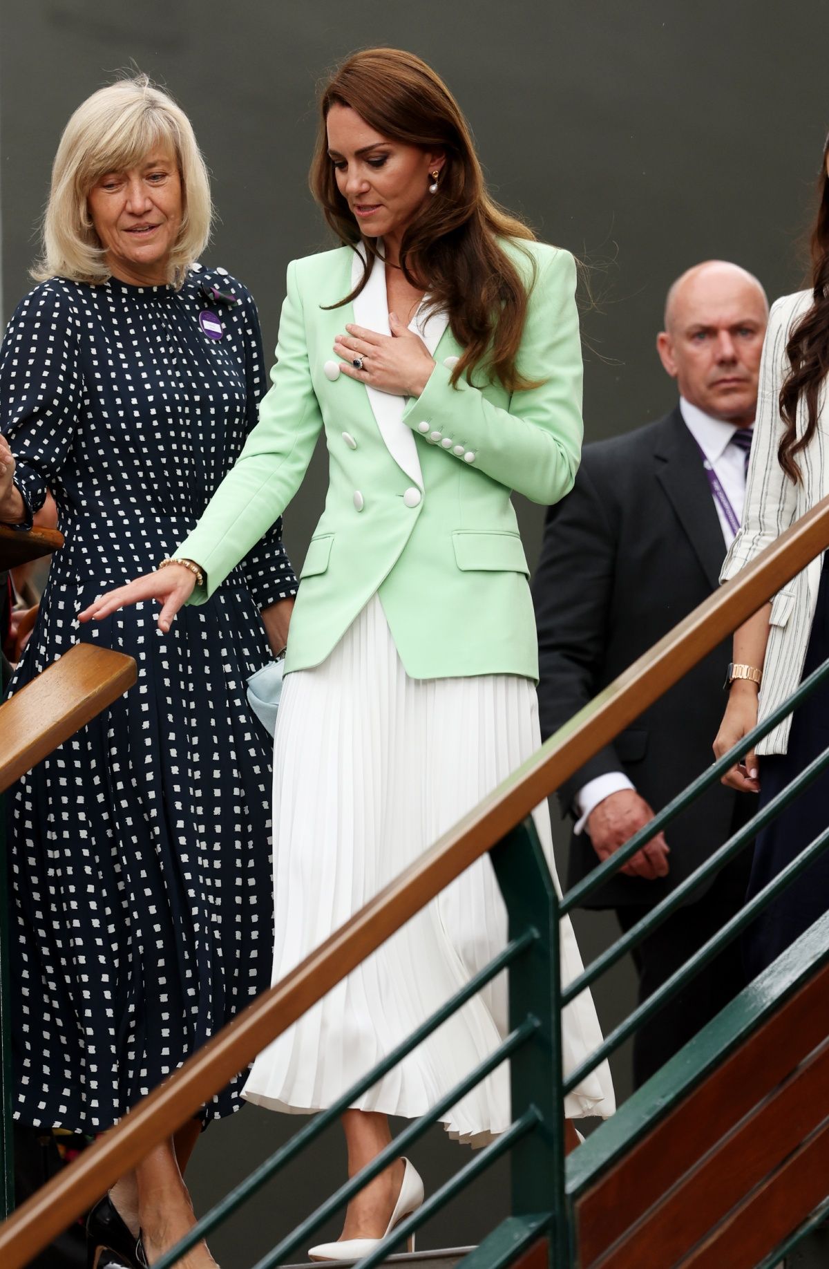 Kate Middleton con blazer verde y falda plisada en Wimbledon