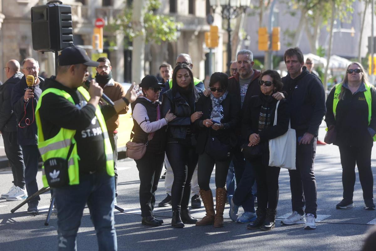 Familiares de Carlos, el taxista que murió tras ser agredido, en la marcha lenta de taxis de Barcelona