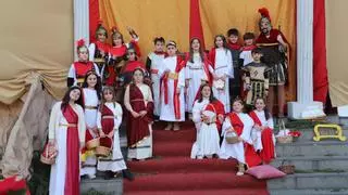 El alumnado convierte Salesianos en un Belén viviente lleno de magia