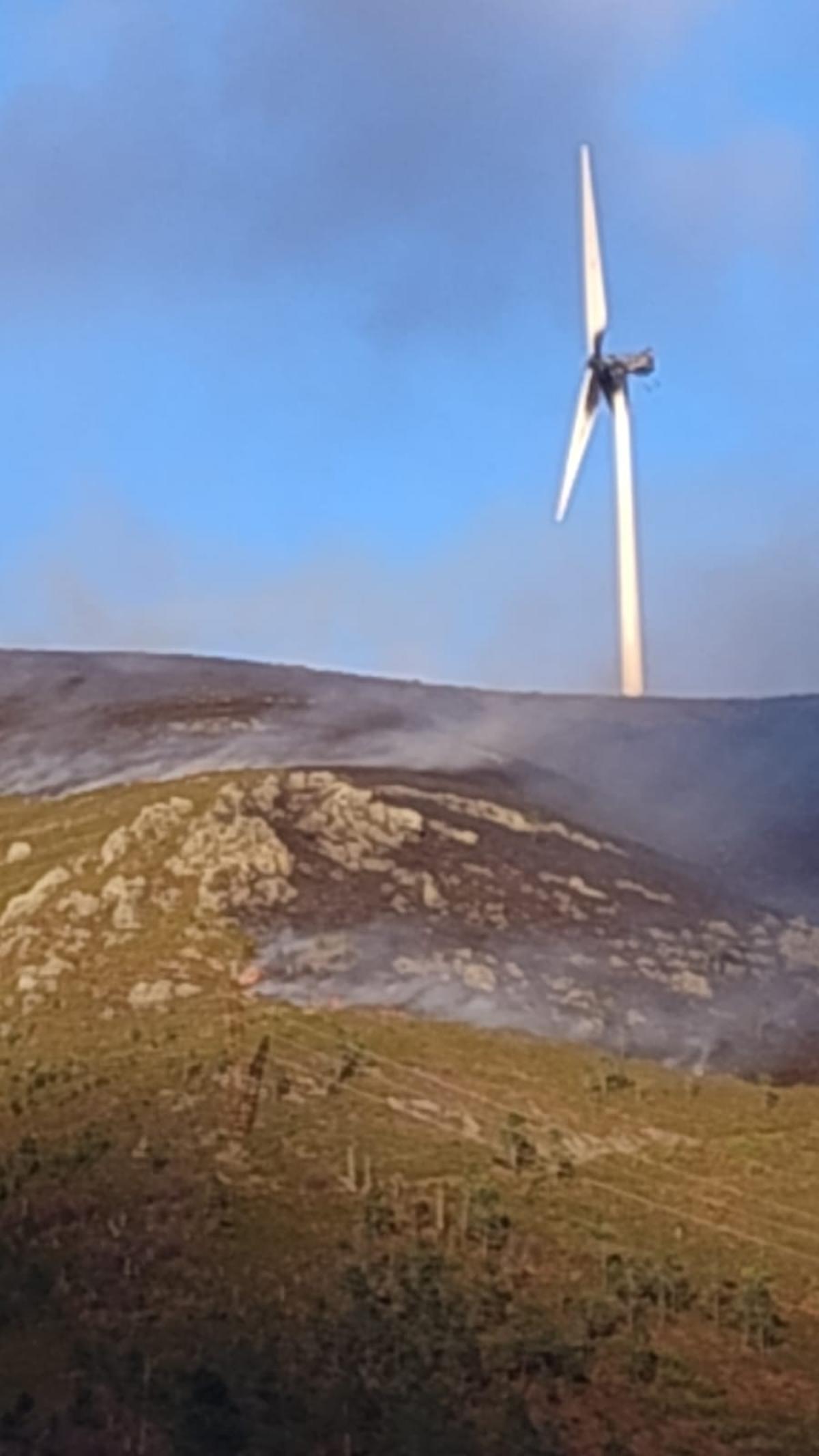 El eólico quemado en el parque de El Segredal.