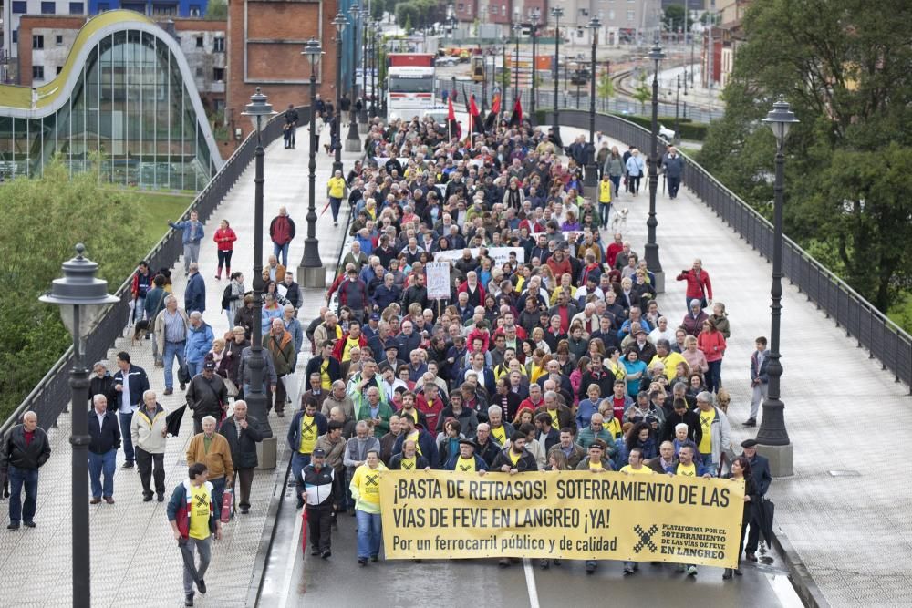 Manifestación contra los retrasos en las obras de soterramiento en Langreo