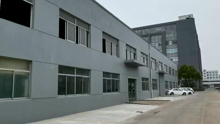 Entrada principal a la nueva factoría de Exiom en Wuxi, China.