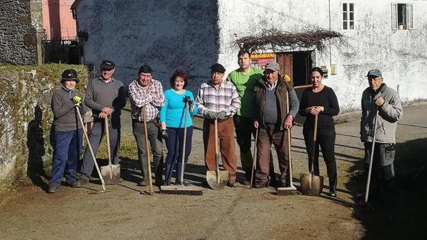 Los vecinos de Codeseda posan durante la jornada de limpieza de las cunetas del lugar.