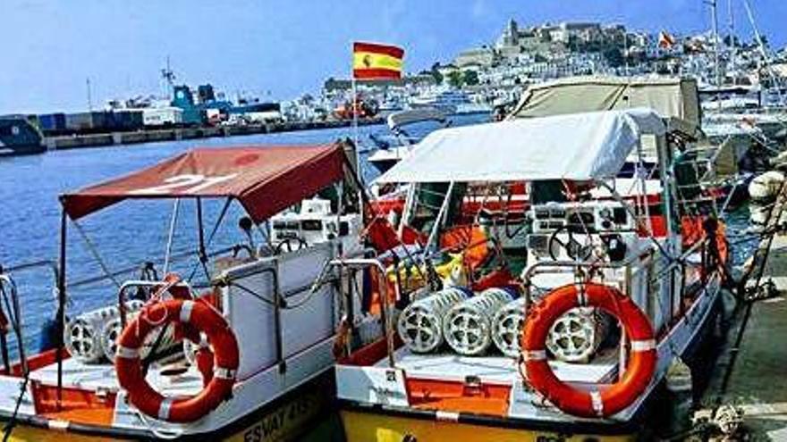 Barcas de limpieza amarradas en elpuerto de Ibiza.