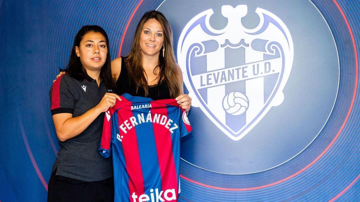 Fernández i la coordinadora general del Llevant femení, Maider Castillo  | LEVANTE UD FEMENINO