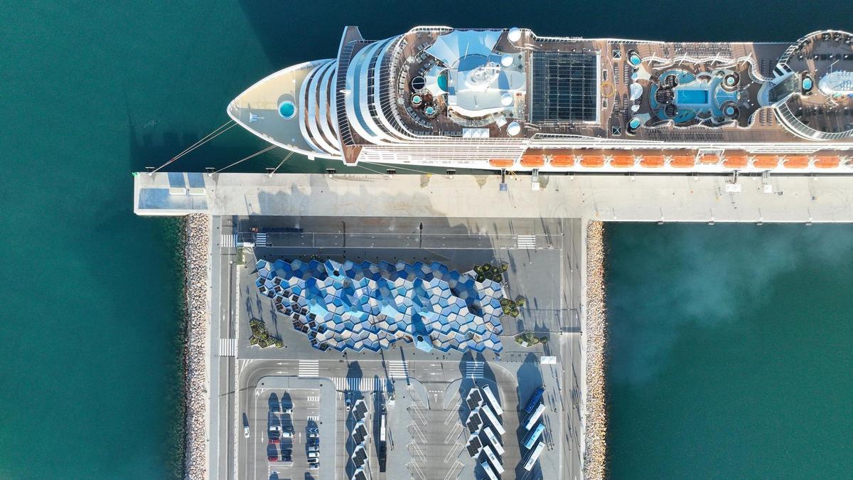 Foto aérea de un crucero en el Muelle de Balears del Port de Tarragona, que este junio ha empezado el proceso de electrificación.