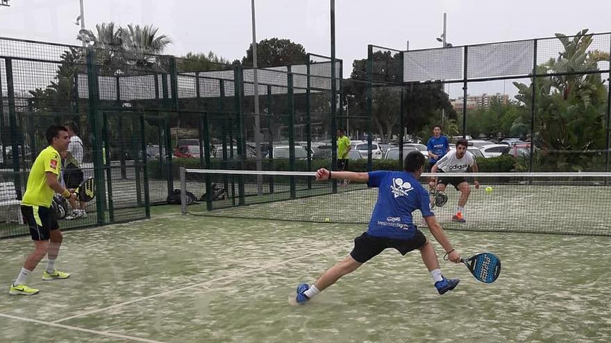 Partido de pádel entre aficionados en Alicante