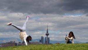 Una madre y su hija juegan en un parque de Madrid.