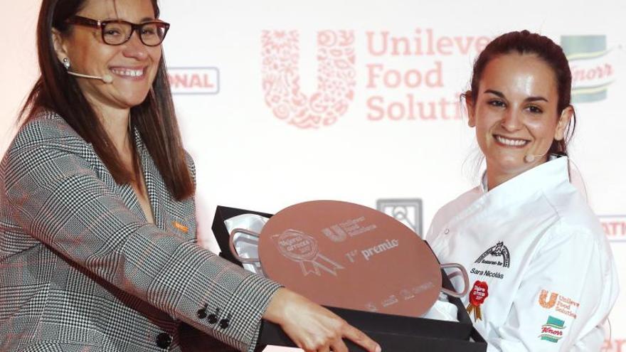 La ganadora del concurso El Mejor Arroz de España, Sara Nicolás (d) recibe premio de la directora de Unilever Food,  ngels Solans (i)