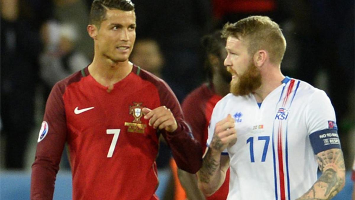 Cristiano Ronaldo y Aron Gunnarsson hablan al final del partido entre Portugal e Islandia en la Eurocopa 2016