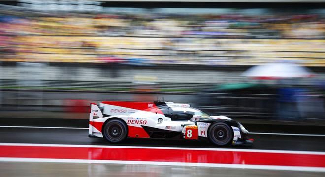 El equipo Toyota del español Fernando Alonso, lidera las Seis Horas de Shanghái, la quinta prueba del Mundial de Resistencia (WEC), que se disputa en el moderno circuito de la capital financiera China, una vez traspasado el ecuador de la misma.