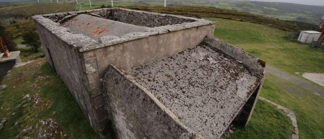 Las planchas de hormigón del tejado de la ermita están muy deterioradas. // Bernabé/Gutier