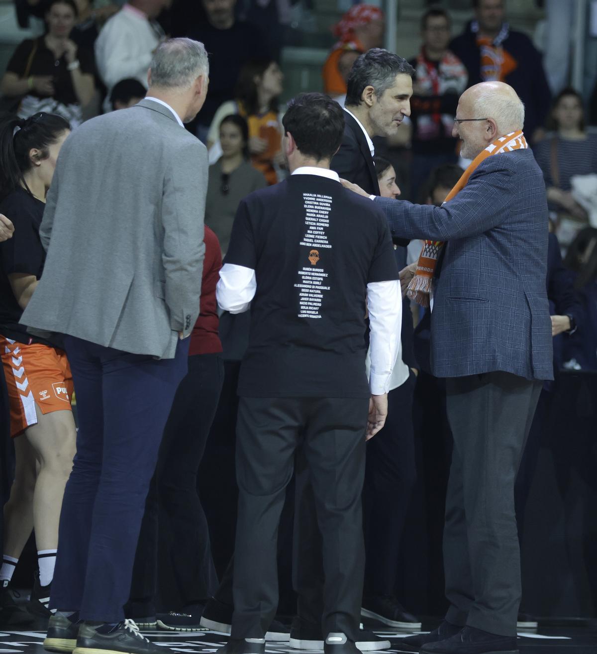 Rubén Burgos, felicitado por Juan Roig tras ganar la final de Copa ante el Jairis.