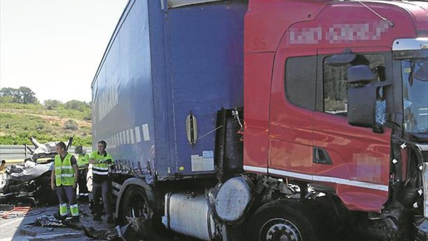 Una colisión triple en la CV-13 obliga a desviar los camiones por la N-340