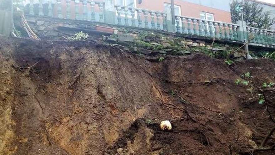 Desplome del muro de una vivienda de Candeán a causa de la lluvia. // FdV