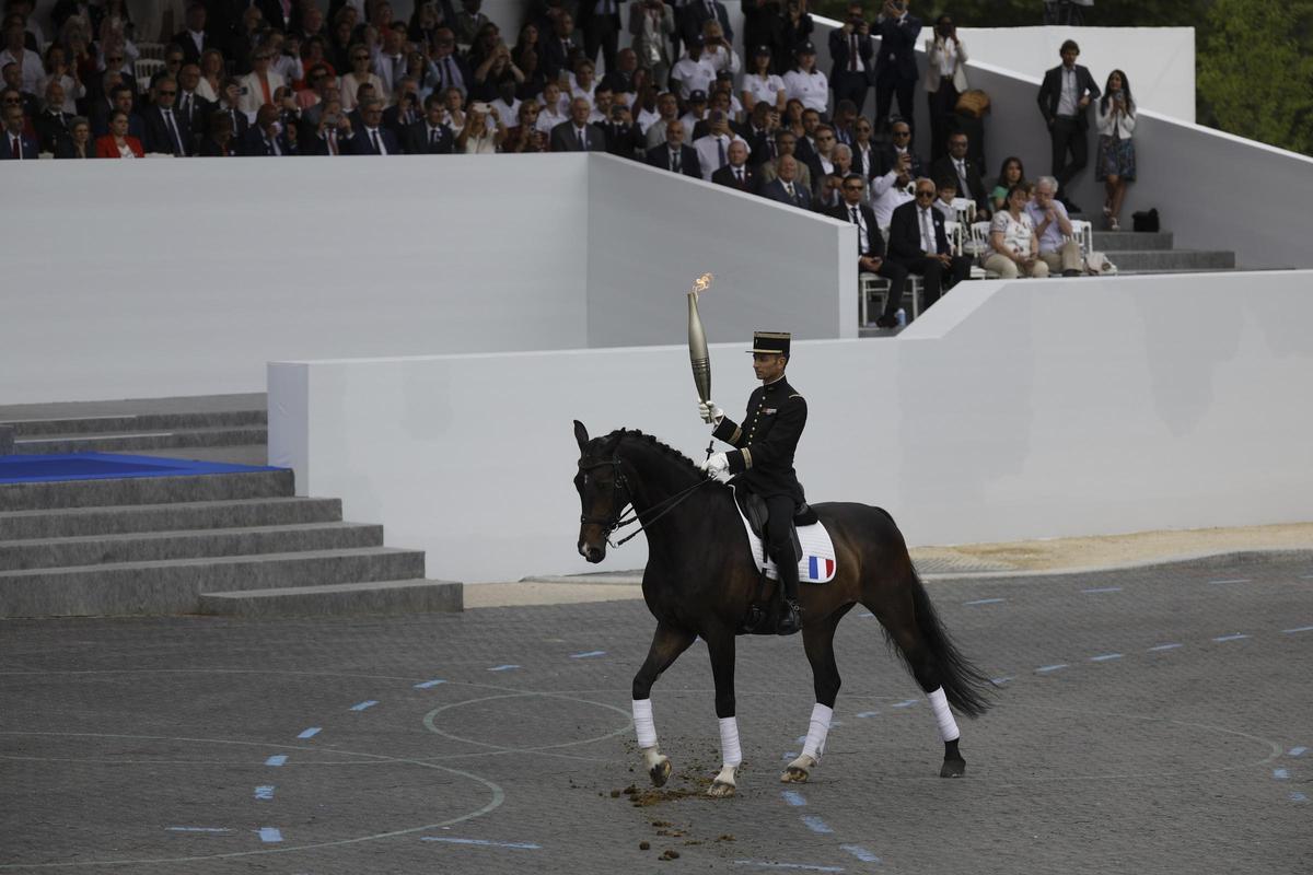 París brilla con la llama olímpica en el desfile del Día de la Bastilla