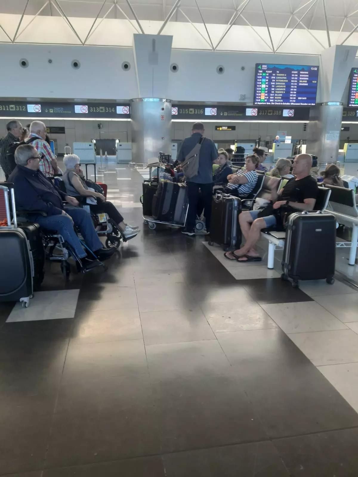 Los jubilados asturianos, esperando en el aeropuerto de Las Palmas.